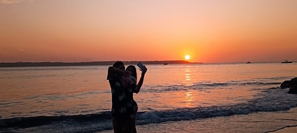 Atardecer en playa con niños